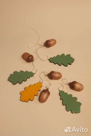 Гирлянда из желудей и листочков. Дерево
