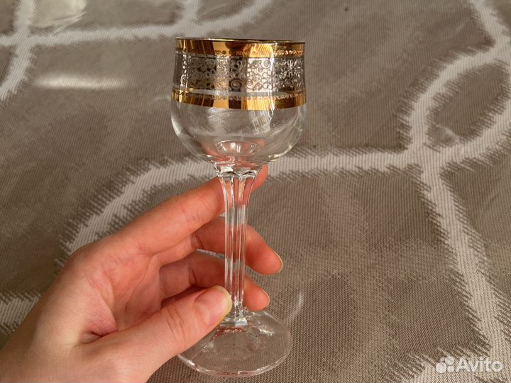 Хрустальные рюмки на ножке