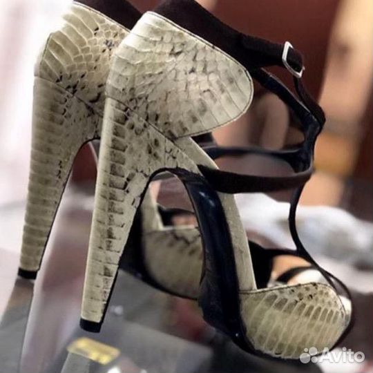 Босоножки на каблуке