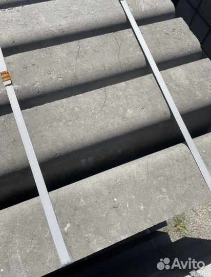 Дорожный бордюр