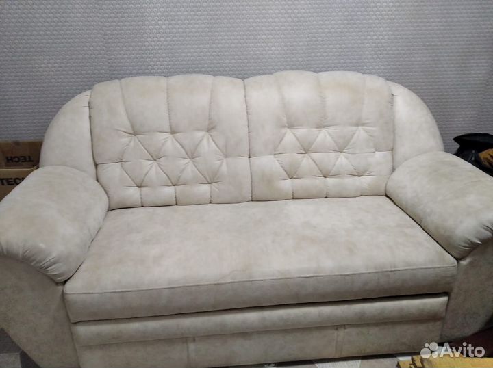 Кожаный диван