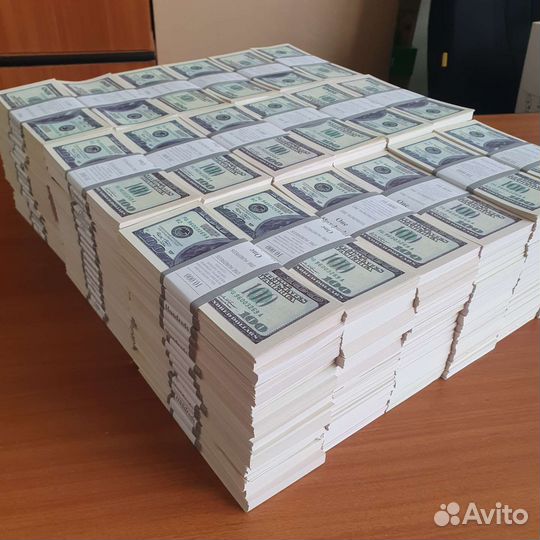 300 пачек номиналом 100 Долларов