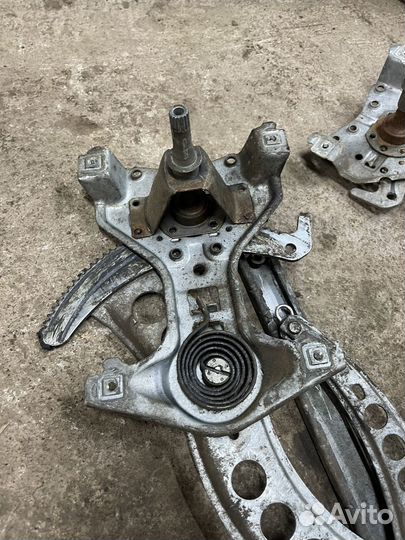 Стеклоподъемник передний п мех. VW Passat B3