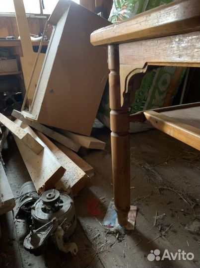 Раскладной стол и стол из дерева