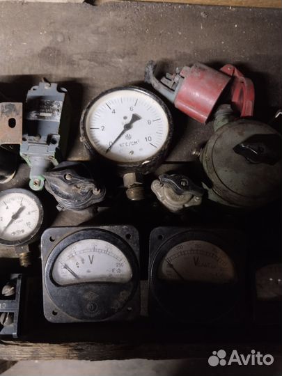 Вольтметры,манометр,силовые выключатели,пробки