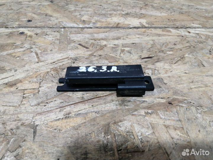 Антенна задняя правая Land Rover Range Rover Velar