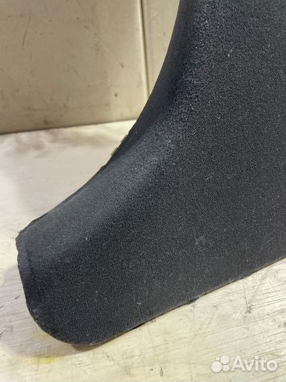 Обшивка стойки кузова правая Mercedes-Benz E-Class