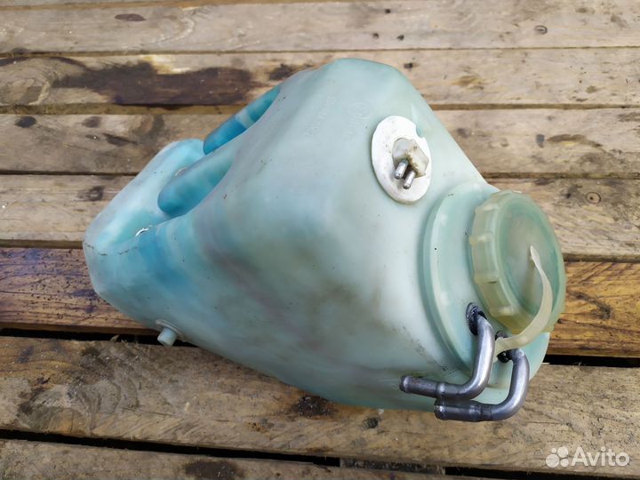 Бачок омывателя Mercedes W124