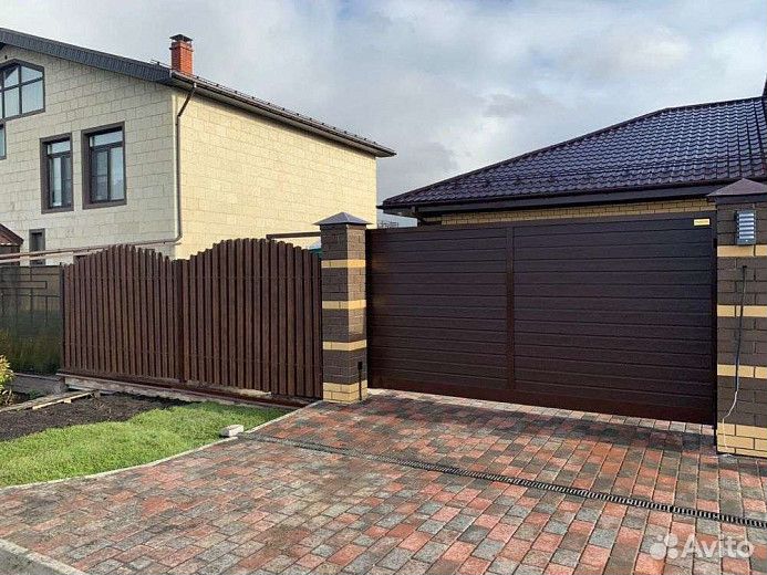 Распашные ворота со встроенной калиткой