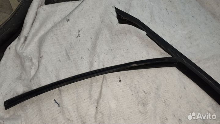 Уплотнитель стекла передней левой двери лада Xray