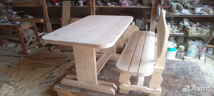 Деревянные столы и лавки