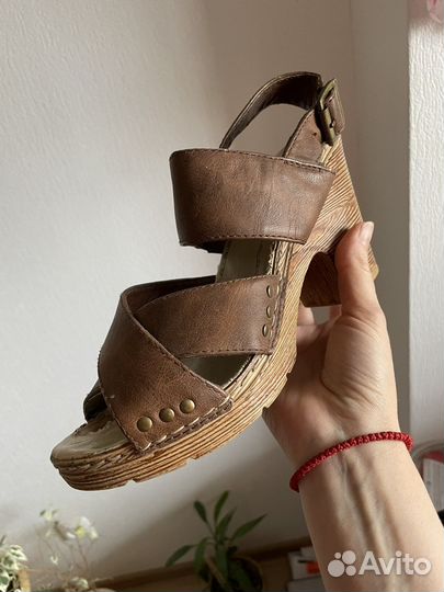 Отдам женские вещи и обувь