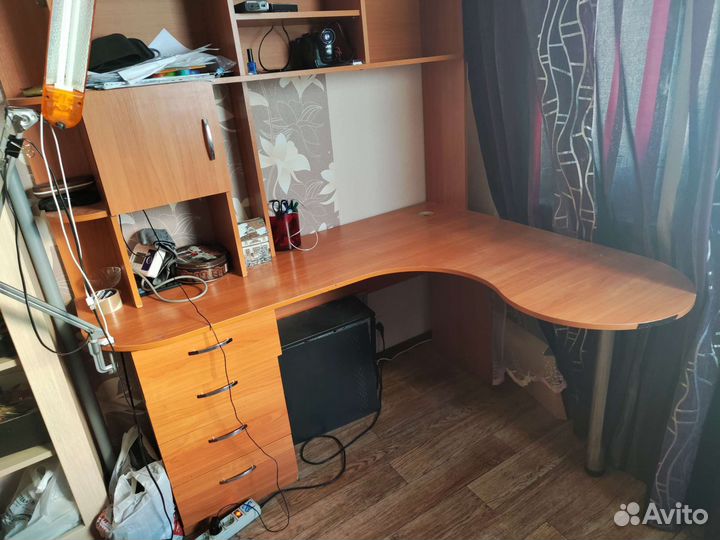 Угловой Компьютерный стол в отличном состоянии