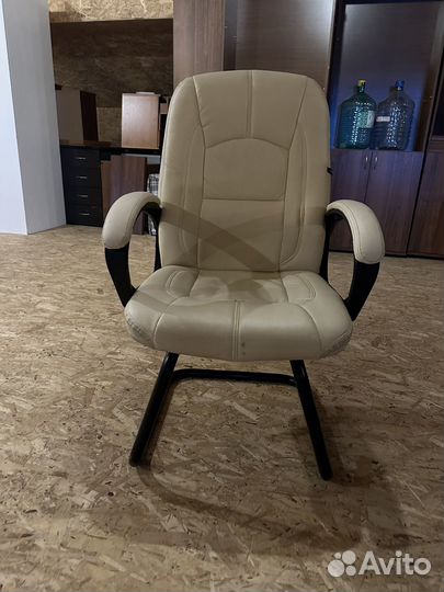 Офисное кресло