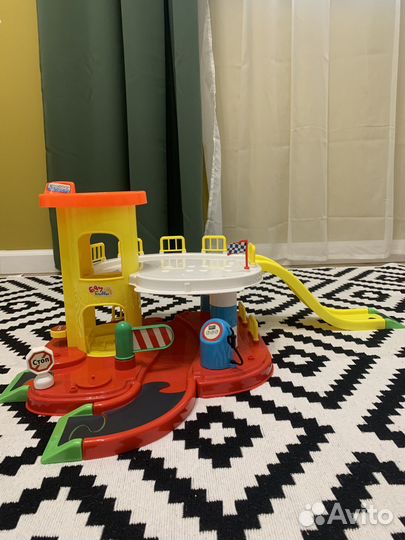 Трек парковка с лифтом