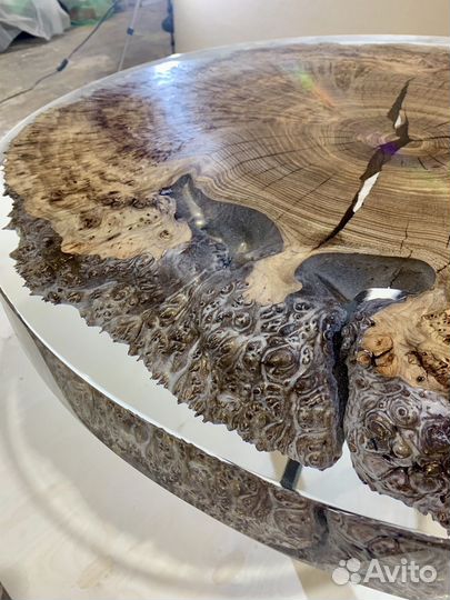 Стол из эпоксидной смолы и дерева