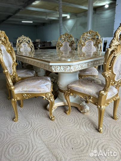 Стол со стульями в гостинную