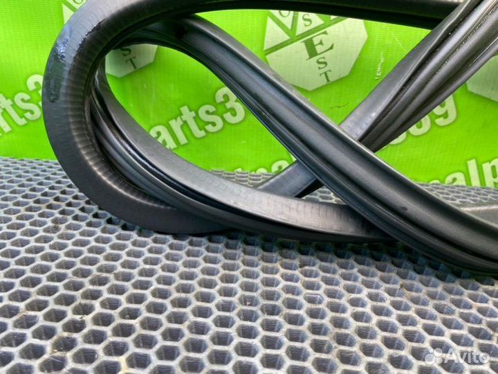 Уплотнитель стекла задний левый Mazda Mpv LW5W