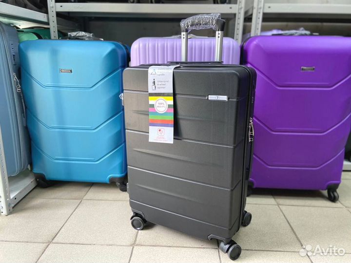 Чемодан желтый