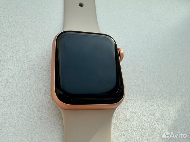 Часы apple watch se 40 mm gold