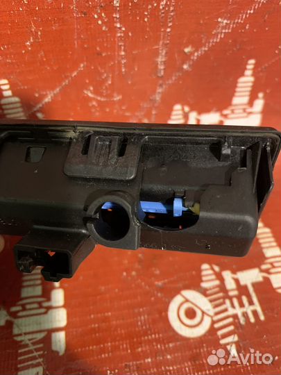 Volkswagen Polo Кнопка открывания багажника