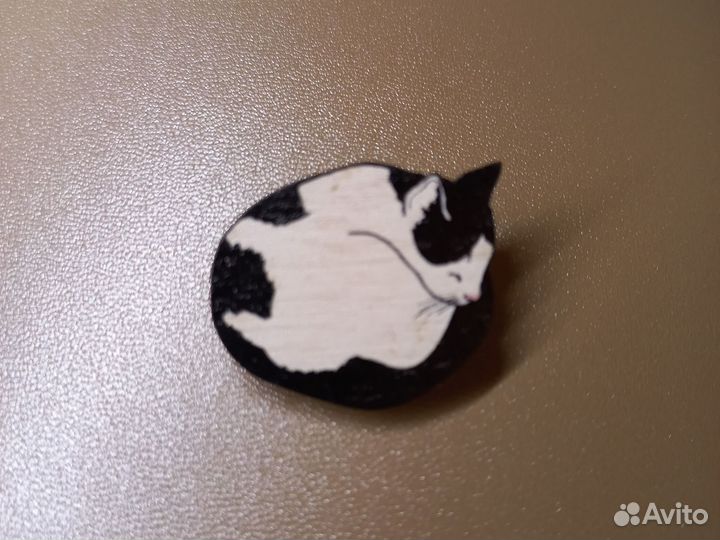 Брошь деревянная значок кошка лиса