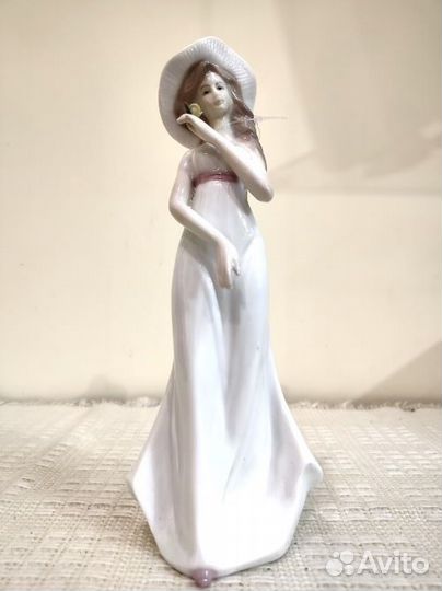 Статуэтка фарфор