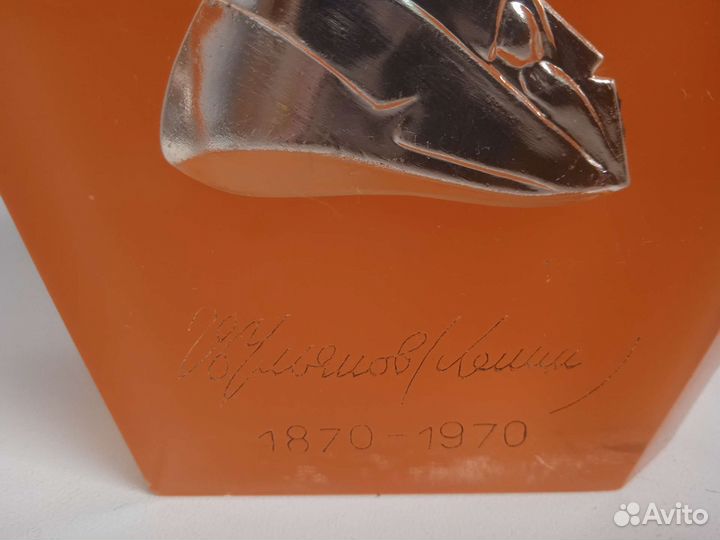 Барельеф Ленин