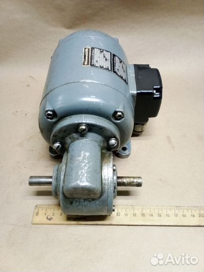 Моторредуктор 100w(электродвигатель с редуктором)