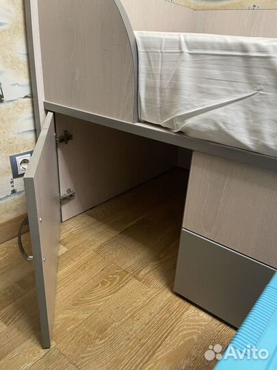 Кровать с матрасом и шкафчиками