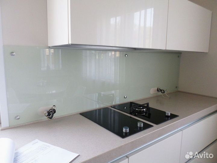 Скинали для кухни из стекла