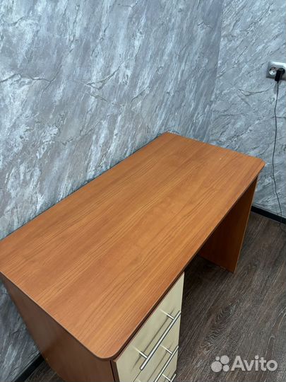 Продам письменный стол б/у