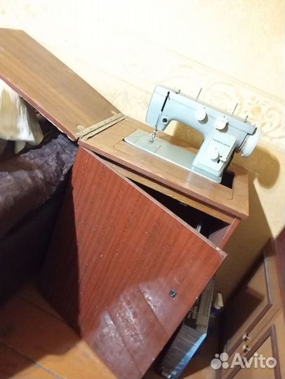 Продам швейную машинку Чайка 142 м