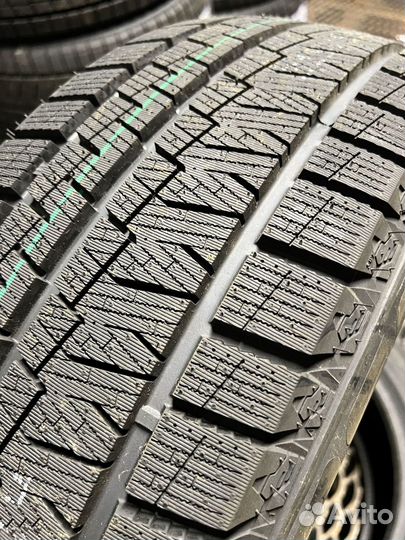 Kapsen SnowShoes AW33 245/40 R20 89H