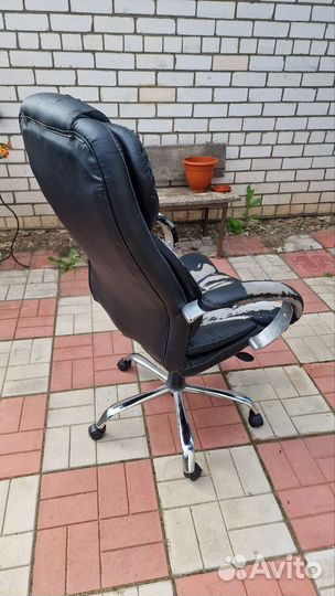 Офисное кожаное кресло бу