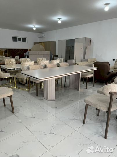 Стол обеденный. В наличии