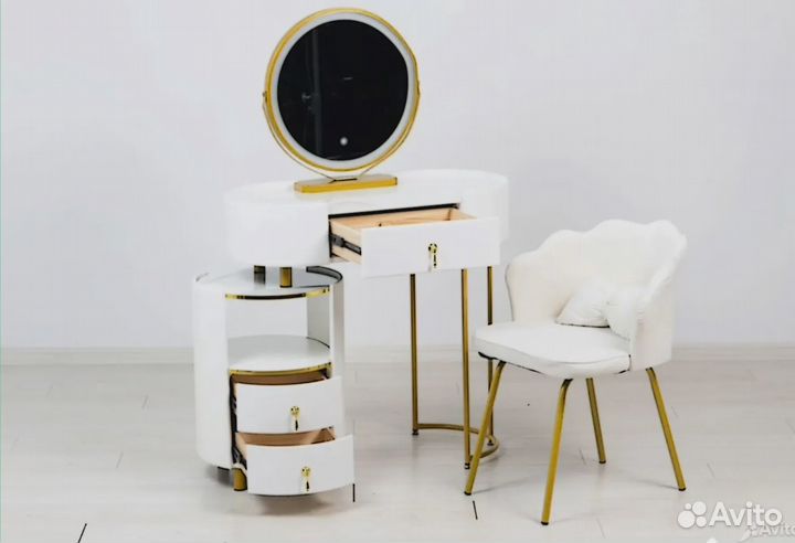 Туалетный столик. Столик с зеркалом