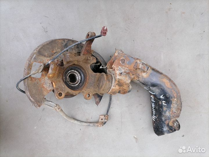 Кулак поворотный передний левый Nissan Primera P11