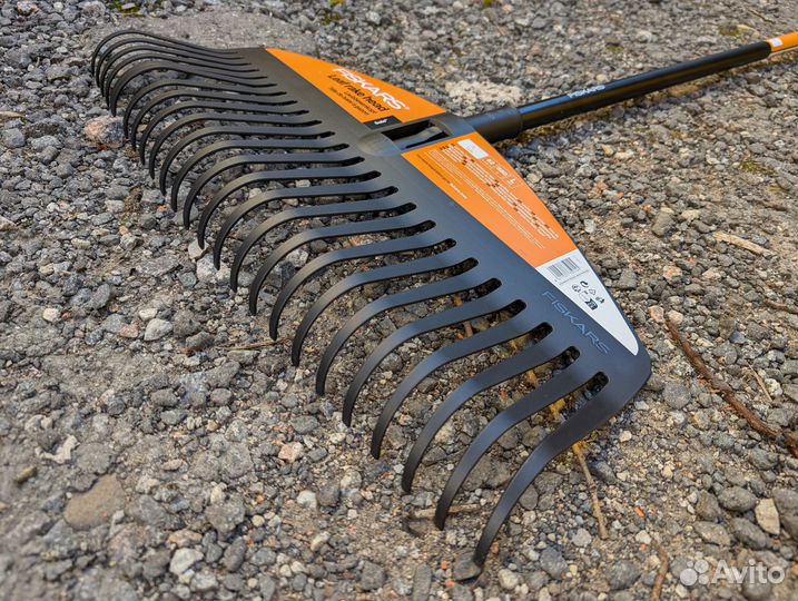 Грабли Fiskars Solid веерные 52 см с черенком