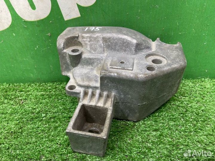 Кронштейн опоры двигателя правый Renault Symbol