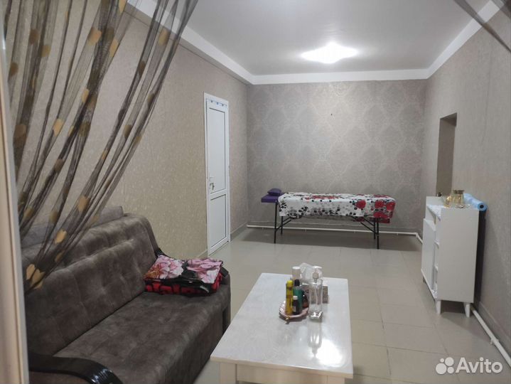 Массажистка в кабинете