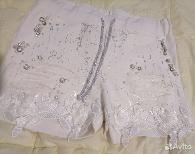 Шорты женские с кружевом и стразами