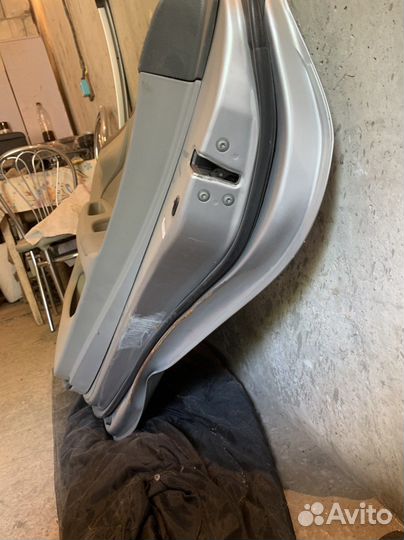 Задняя правая дверь toyota corolla 150