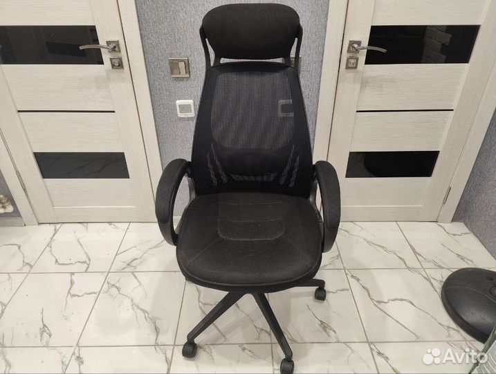 Компьютерное кресло Syrrika черное