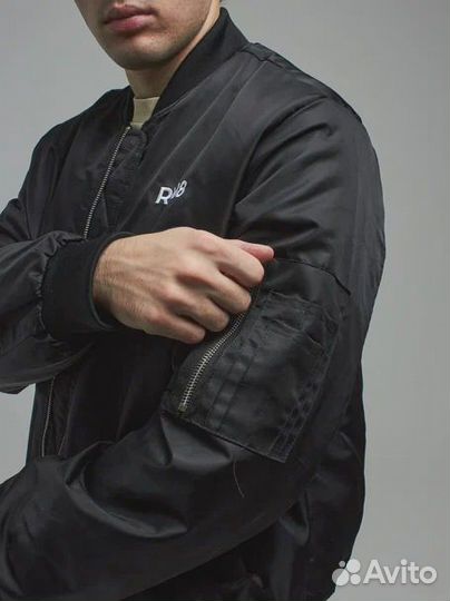 Бомбер RM8 из качественного материала: универсальн