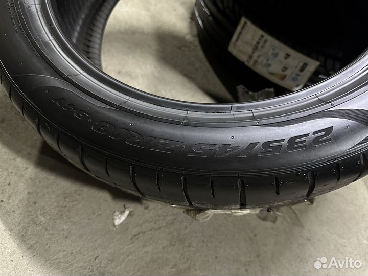 Pirelli P Zero PZ4 235/45 R18 94Y