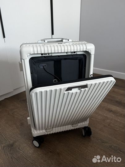 Чемодан на колесах б/у