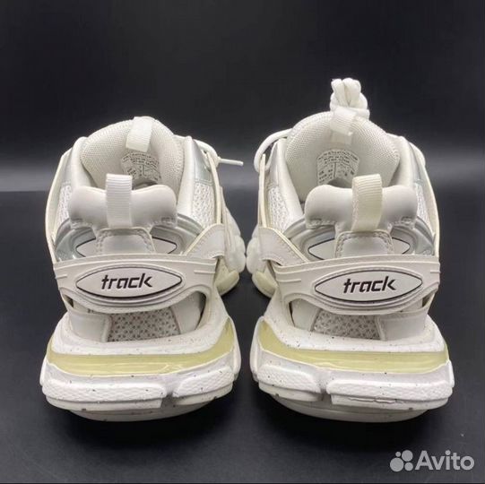 Кроссовки balenciaga track 1 белые на руках