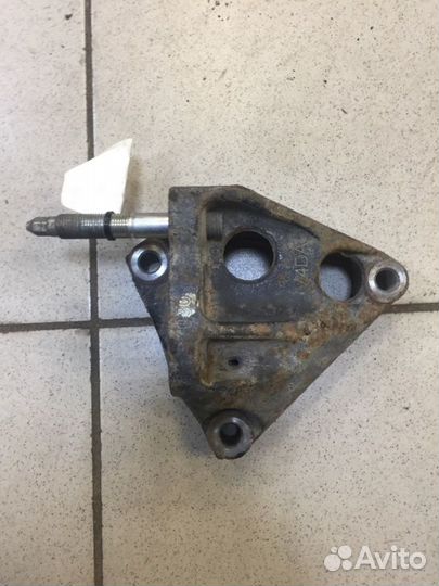 Кронштейн двигателя правый Toyota Corolla E150