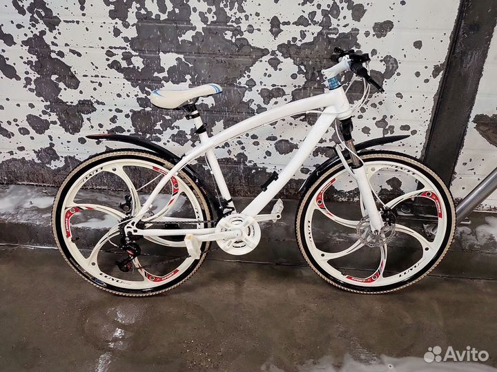 Велосипед на литых дисках BMW